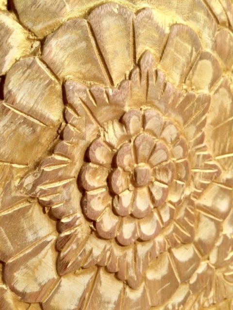 Décoration en bois sculpté blanchi et doré
