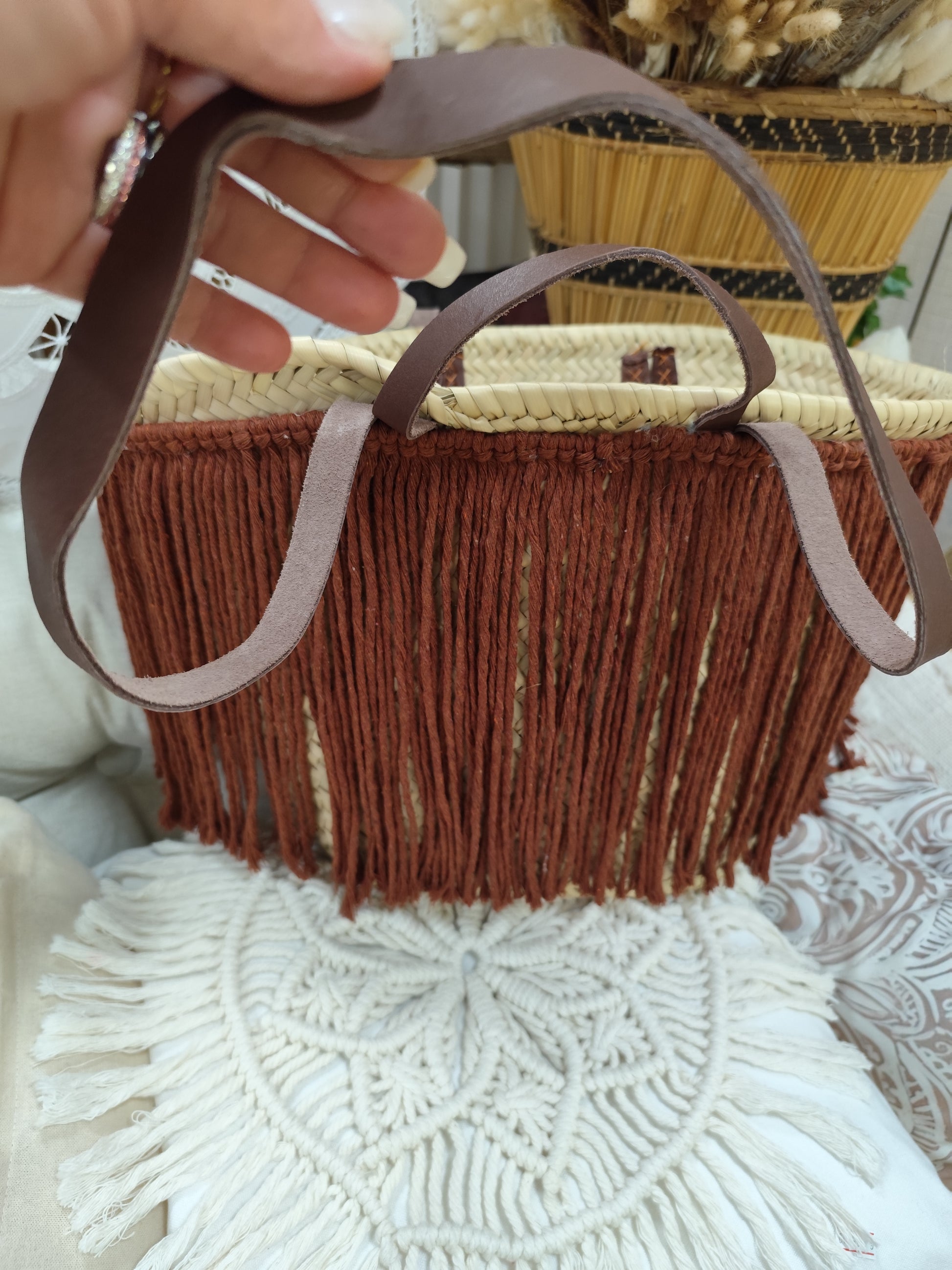 Panier en matière naturelle en cuir