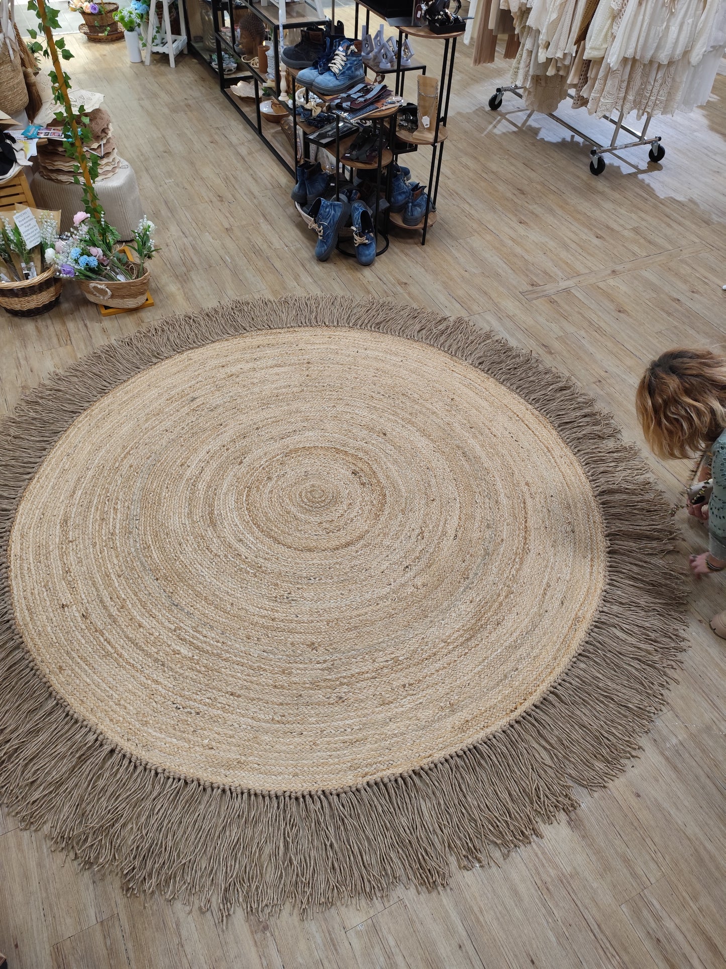 Grand tapis français fait main en matière naturelle