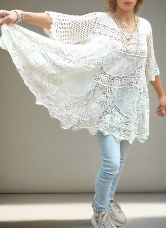 Robe bohème crochetée en coton ,
Met en avant le style bohème et la technique du crochet.