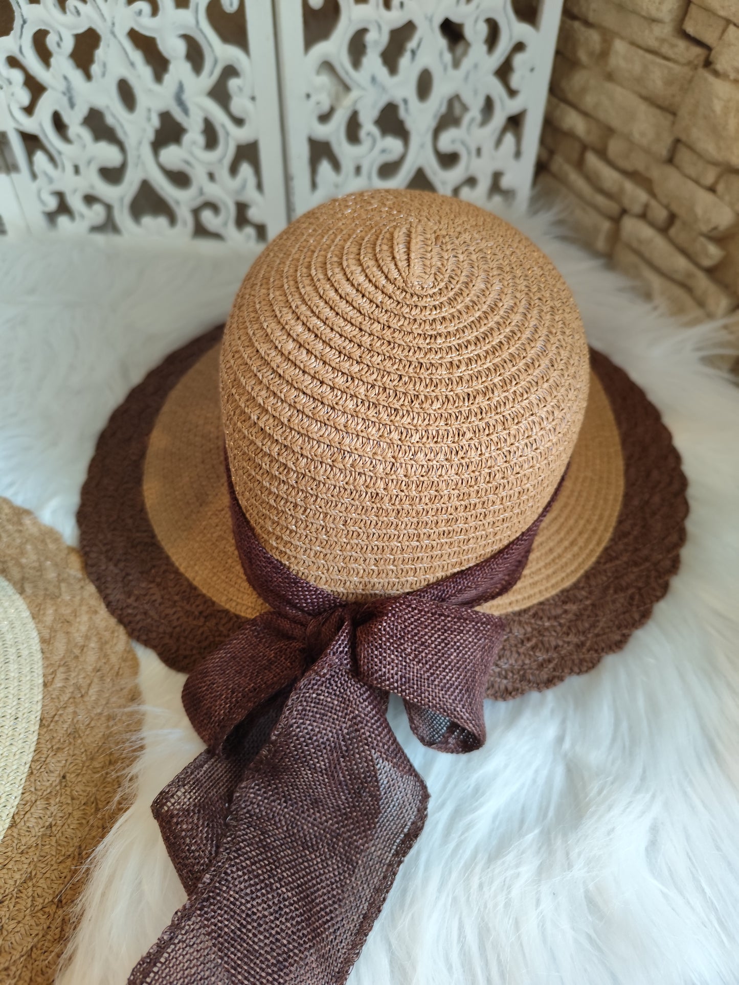 Chapeau avec noeud à l'arrière