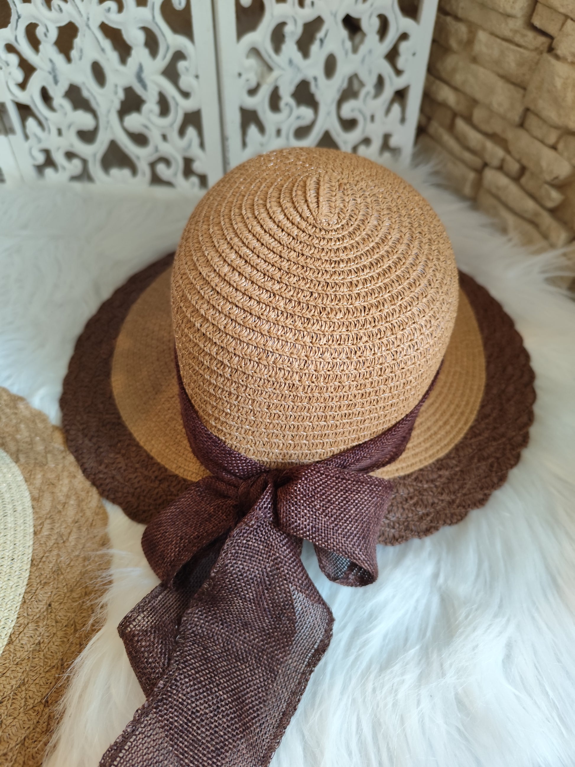 Chapeau avec noeud à l'arrière