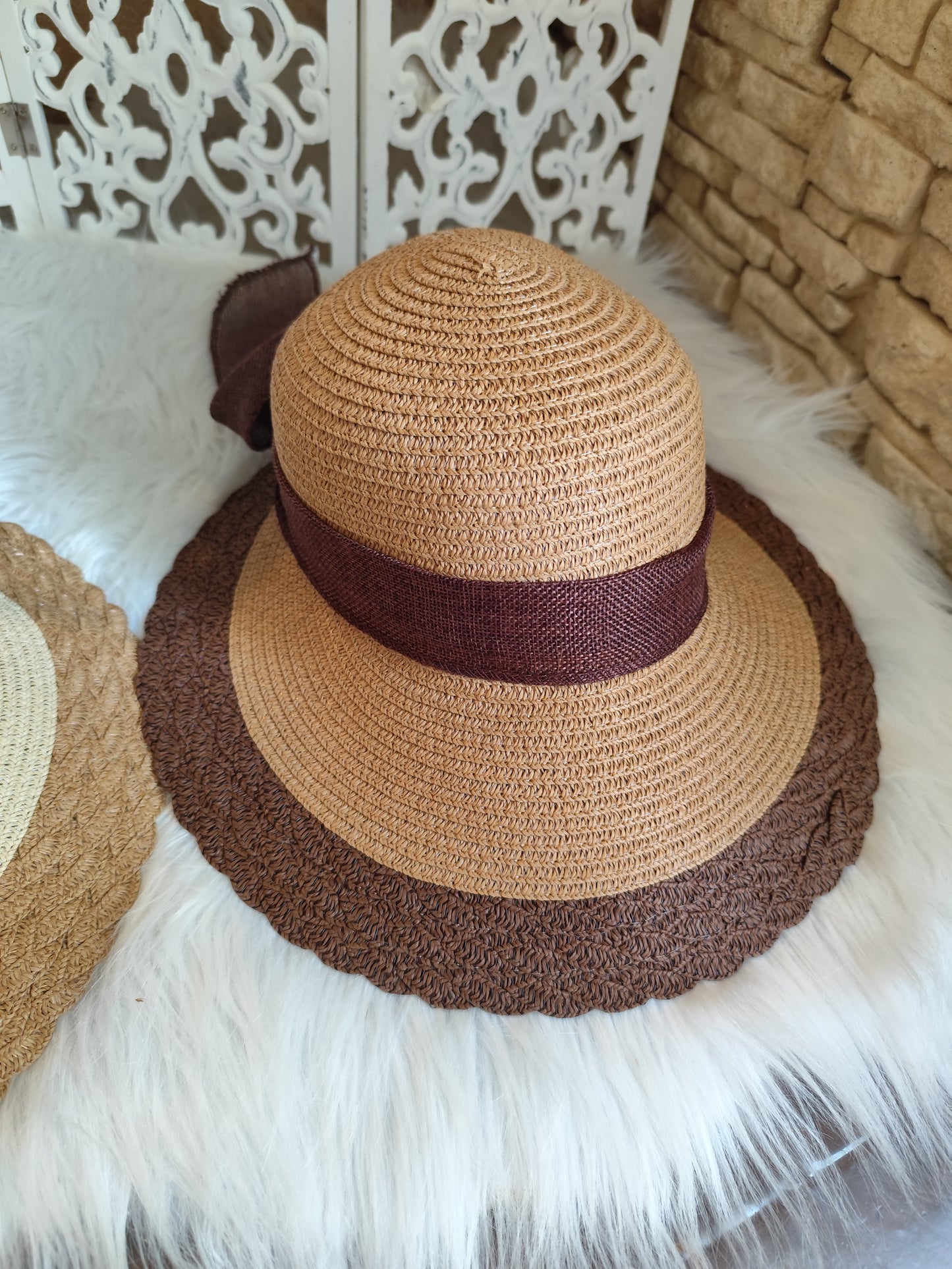 Chapeau à bord avant étendu et arrière court