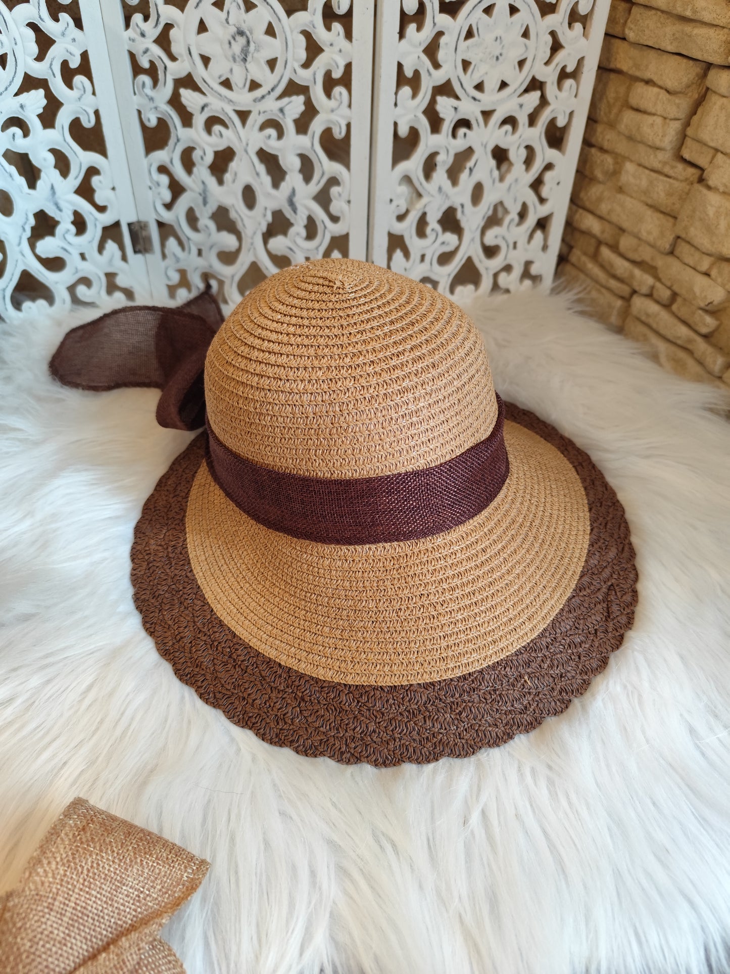 Chapeau tendance avec visière asymétrique , Pour attirer les amateurs de mode recherchant des styles uniques
