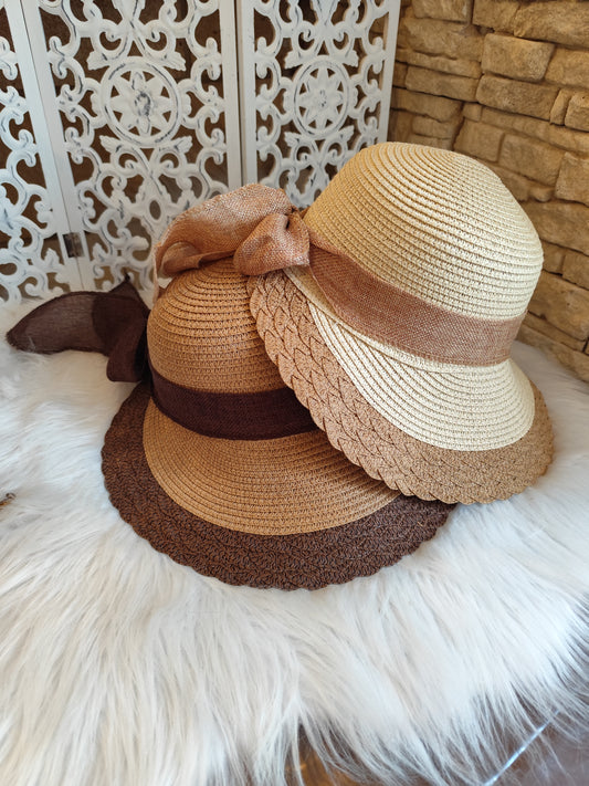 Chapeau à large bord avant et court arrière , Met en avant la forme particulière du chapeau.